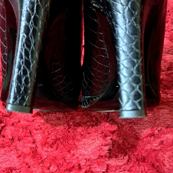 LIKE NEW BURBERRY HEELS - Picture 10 of 14